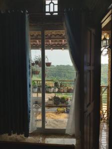 d'une porte ouverte avec vue sur le jardin. dans l'établissement Handmade Store Măng Đen, à Kon Von Kla