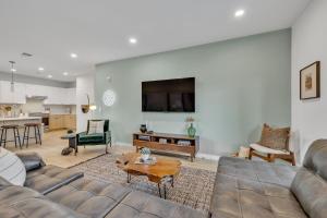 una sala de estar con un sofá y una mesa en HUGE downtown corner unit- Pool-Gym-Walk 2 Broadway, en Nashville
