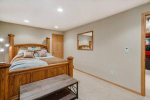 Gallery image of Maple Grove Retreat 30 Days Minimum in Maple Grove