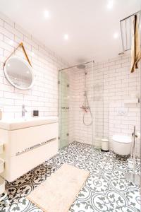 a bathroom with a shower and a sink and a toilet at Lawendowy Zakątek Machowino- Domek Grosso in Ustka