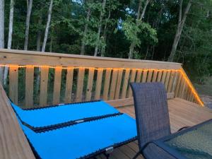 una terraza con 2 sillas, una mesa y una valla en Cottage Too, en Iuka