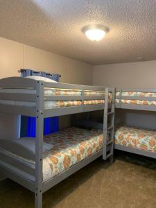 - 2 lits superposés dans une chambre avec plafond dans l'établissement Cottage Too, à Iuka