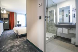Koupelna v ubytování ibis Styles Puteaux Paris La Defense