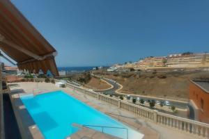 Una vista de una piscina desde un edificio. en Apartment with view, wifi and pool in Arguineguin, en Arguineguín