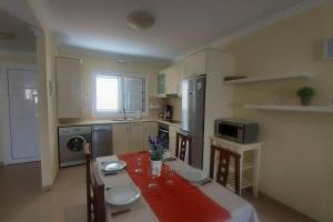 Una cocina o zona de cocina en Apartment with view, wifi and pool in Arguineguin