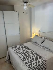 ein Schlafzimmer mit einem Bett und einer weißen Wand in der Unterkunft ESTUDIO TORROX COSTA 80 METROS PLAYA in Torrox Costa