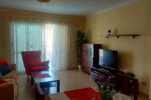 Una televisión o centro de entretenimiento en Apartment with view, wifi and pool in Arguineguin