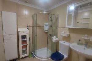 Un baño con ducha, inodoro y lavabo. en Apartment with view, wifi and pool in Arguineguin, en Arguineguín
