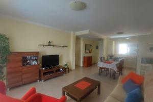 una sala de estar con un sofá y una mesa en Apartment with view, wifi and pool in Arguineguin, en Arguineguín
