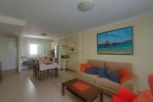 una sala de estar con un sofá y una mesa en Apartment with view, wifi and pool in Arguineguin, en Arguineguín