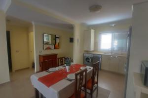 Una cocina o zona de cocina en Apartment with view, wifi and pool in Arguineguin