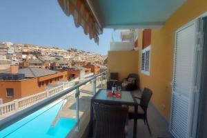Un balcón o terraza de Apartment with view, wifi and pool in Arguineguin