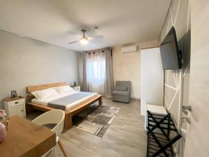 a bedroom with a bed and a table and a tv at Relais Delta Bed Breakfast in Presa Botner