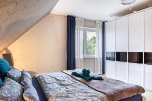 um quarto com uma cama grande e uma janela em Ferienwohnung Heimathafen em Cuxhaven