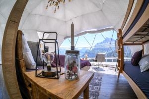 una camera con tavolo in legno in una yurta di Alpenlodges a Braunwald