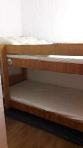 a couple of bunk beds in a room at APPARTEMENT PIEDS DE PISTE - 4-6 PERSONNES in La Chal