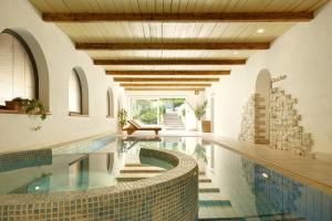 basen w domu z podłogą wyłożoną kafelkami w obiekcie Apartments Oberdorner w mieście Lagundo
