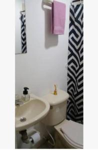 ein weißes Bad mit einem Waschbecken und einem WC in der Unterkunft @casa_grace Bienvenidos! in Cartagena de Indias