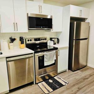 מטבח או מטבחון ב-Cozy 1 Bedroom Basement Apt in SE Calgary