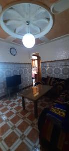 a living room with a table and a ceiling at Appartement Vu Panoramique sur Plage in Al Hoceïma