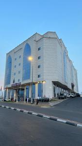 ARAEK AL KHLOOD HOTEL في مكة المكرمة: مبنى كبير على جانب شارع