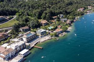 サン・フェリーチェ・デル・ベナーコにあるLake View Garda Villa Salò Gulfの水辺のリゾートの空中ビュー