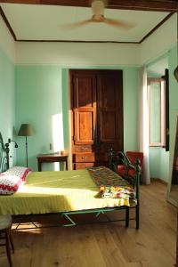 ein Schlafzimmer mit einem Bett und einer Kommode in der Unterkunft Namaste apartment Fiumelatte in Varenna