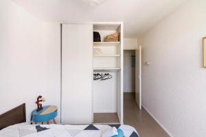 Un pat sau paturi într-o cameră la Chambre calme dans un appartement lumineux