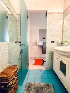La salle de bains est pourvue d'une douche, de toilettes et d'un lavabo. dans l'établissement Beautiful apartment with balcony view of Etna, à Giardini Naxos