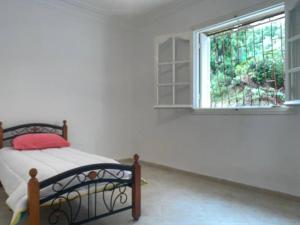 1 dormitorio con cama y ventana en BOUS en Tichi