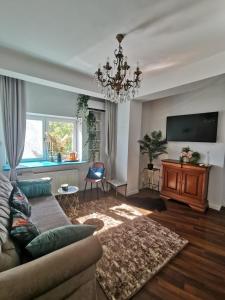 ein Wohnzimmer mit einem Sofa und einem Flachbild-TV in der Unterkunft WOW INN COTROCENI in Bukarest