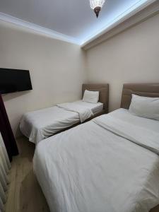 سرير أو أسرّة في غرفة في Esa Apart Hotel