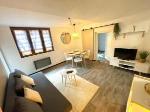 un soggiorno con divano e tavolo di Au nid des remparts à Eguisheim a Eguisheim