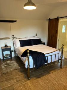 um quarto com uma cama grande num quarto em The Nest Quaint Luxury Cottage Getaway em Tiragarvan