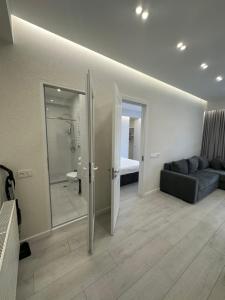 salon ze szklanymi drzwiami prowadzącymi do łazienki w obiekcie GSS - 5 Apartment w mieście Tbilisi City