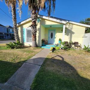 uma casa com uma palmeira em frente em 18Th Street - Galveston Seawall Close to Attractions! Remodeled! em Galveston