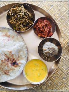 ジョードプルにあるChinkara Resorts Bishnoi Villageの食器四皿