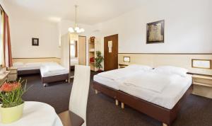 Postel nebo postele na pokoji v ubytování Hotel Goldene Krone Innsbruck