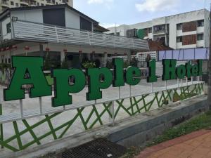 Una señal que dice "Hotel Apopka" en una valla. en Apple 1 Hotel Gurney, en George Town