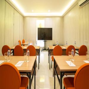 Yulia Hotel Managed by HIG的电视和/或娱乐中心