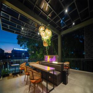 哥伦打洛省Yulia Hotel Managed by HIG的一个带桌椅的餐厅庭院