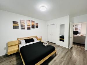 a bedroom with a bed and a living room at Downtown charm with space to spare in Montréal