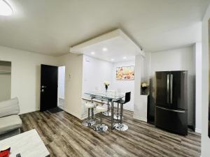 uma cozinha e sala de estar com mesa e frigorífico em Downtown charm with space to spare em Montreal