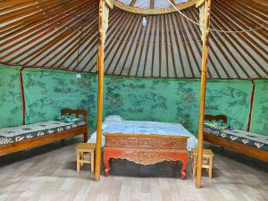 1 dormitorio con 2 camas en una yurta en Gaya's Guest House en Harhorin