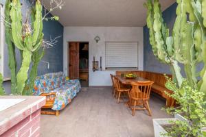 una sala de estar con un sofá y una mesa en Villa Joseph, en Scicli