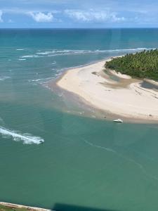 - une vue aérienne sur la plage et l'océan dans l'établissement Flat a beira mar, à Récife