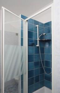 een badkamer met een douche en een blauwe tegelmuur bij Villa de vacances en Provence in Vins-sur-Caramy