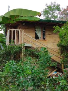 una casa in legno con un grande tetto verde di Refugio ecológico Villa Mercedes a San Antonio del Tequendama
