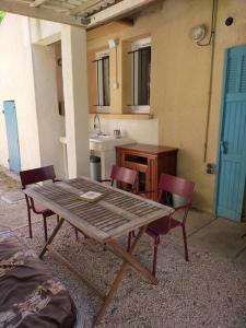 uma mesa de madeira e cadeiras num quarto com uma cozinha em Villa de vacances en Provence em Vins-sur-Caramy