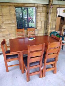d'une table en bois avec quatre chaises, d'une table en bois et de chaises dans l'établissement Refugio ecológico Villa Mercedes, à San Antonio del Tequendama
